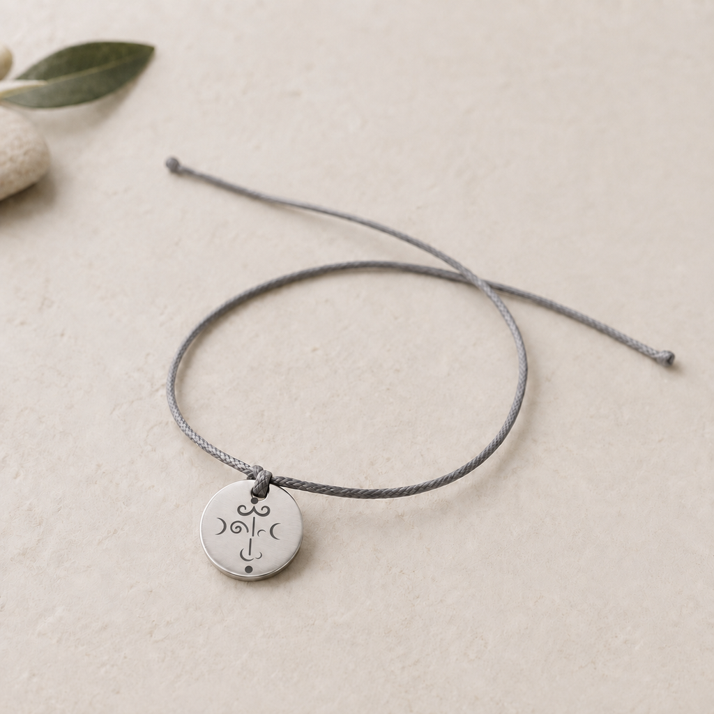 Protection bracelet, front view with Tarin Alb symbol engraving